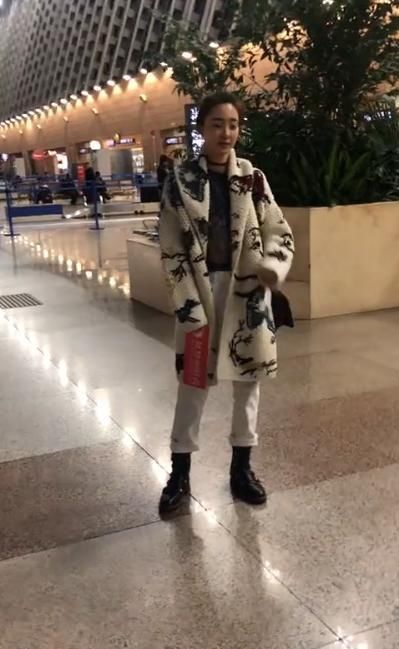 王丽坤现身机场,站着发呆似迷路,无修图照片曝