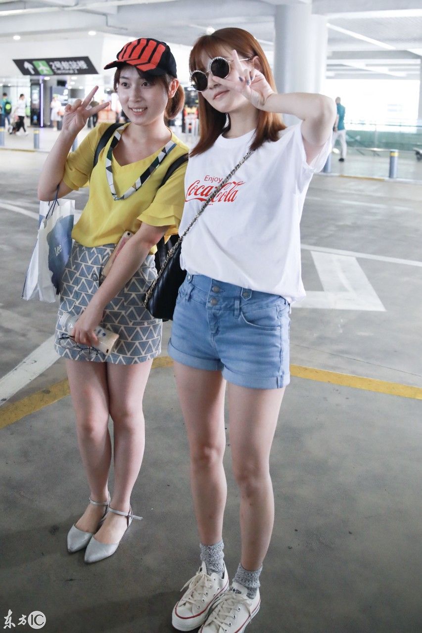 徐璐机场街拍 白色T恤搭配牛仔短裤 时尚清新