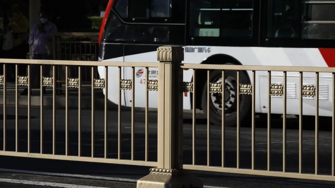 长安街延长线海淀段护栏优化完工 全线护栏外观协调统一 尽显中国风 长安街延长线海淀段护栏优化完工 全线护栏外观协调统一 尽显中国风