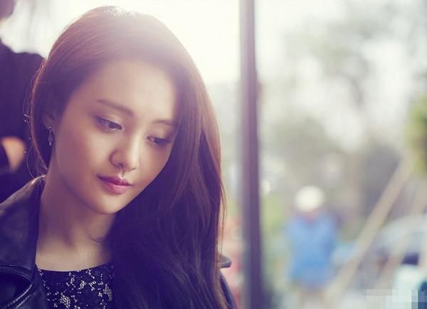 张翰在机场遇到郑爽,被郑爽的衣着吸引的无法