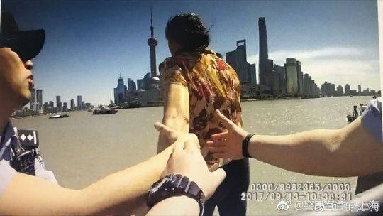 女子欲跳江被民警拽住 警方发“牵手照” 女子欲跳江被民警拽住 警方发“牵手照”