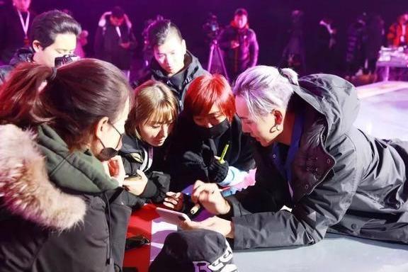 陈伟霆高调公布新恋情, 女主角微博发文一唱一