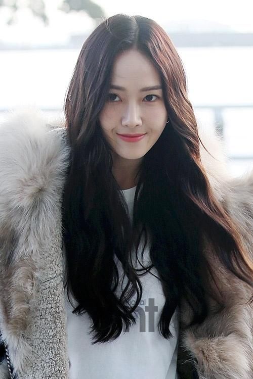 郑秀妍jessica上身皮草下身光大腿,似乎要风度不要温度