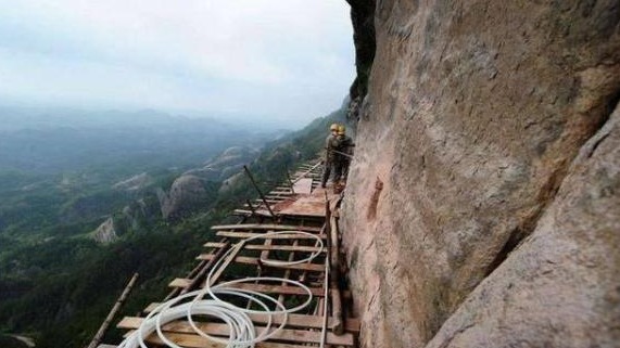 一天能赚300块的栈道工人, 悬崖上工作无保护