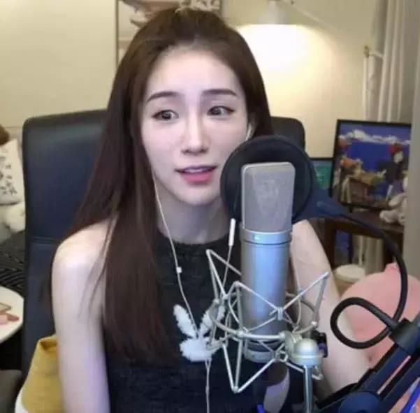 虎牙解说小熊直播关美颜滤镜,人气没跌反而涨