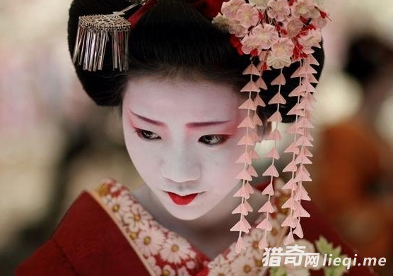 《艺伎回忆录》中“小百合”的原型岩崎峰子就曾经接待过英国女王伊丽莎白、菲利普亲王、查尔斯王子等人。