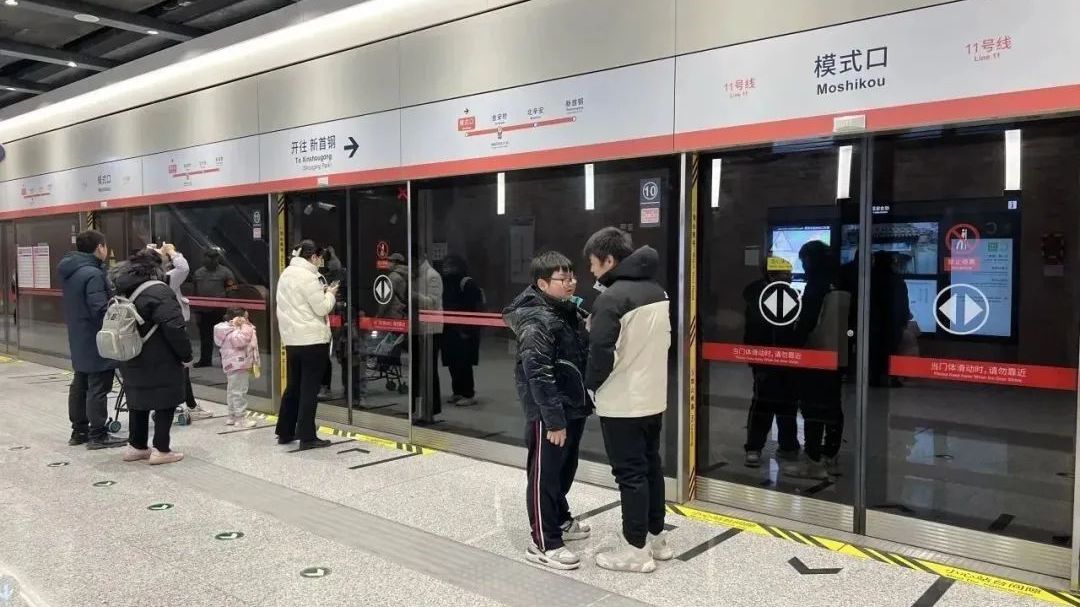“离家近还有座儿！”小石实地探访模式口地铁站！