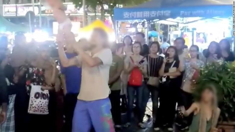 俄罗斯夫妇在吉隆坡街头做了这个动作 结果被抓
