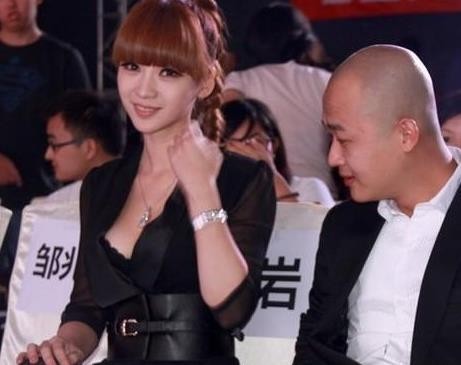 柳岩的胸有多大魅力,看看这些男人的眼神就知