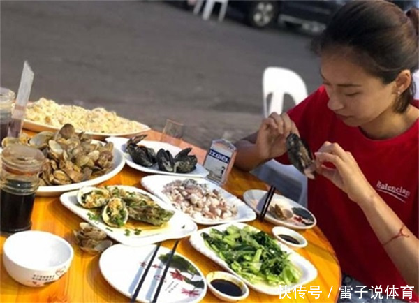 退役女排姑娘豪放至极!街边吃烧烤撸腰子喝白