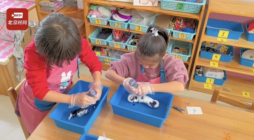 “扎染”活动进课堂 小朋友:今后要成为传播中华文化的“小使者” “扎染”活动进课堂 小朋友:今后要成为传播中华文化的“小使者”