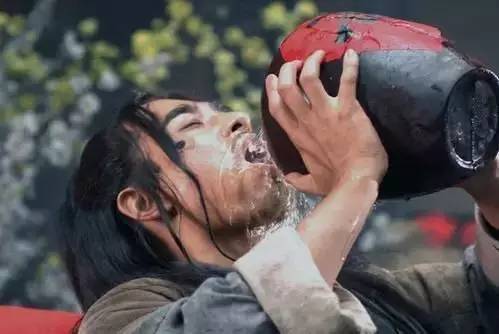 "李白斗酒诗百篇"是杜甫的称赞,杜甫自己也爱喝酒,"酒渴思吞海,诗狂