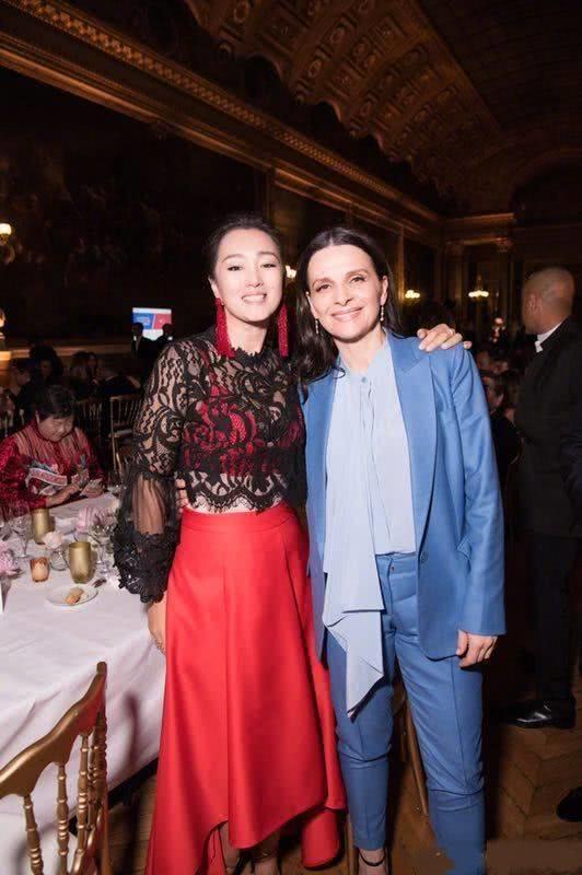 巩俐现身凡尔赛宫晚宴, 与法国总理就餐合影, 中