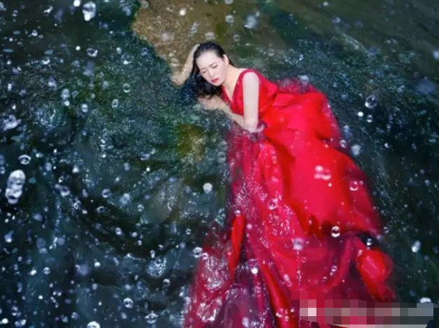 新娘为了省钱在臭水沟庞拍摄婚纱照,还连喝几