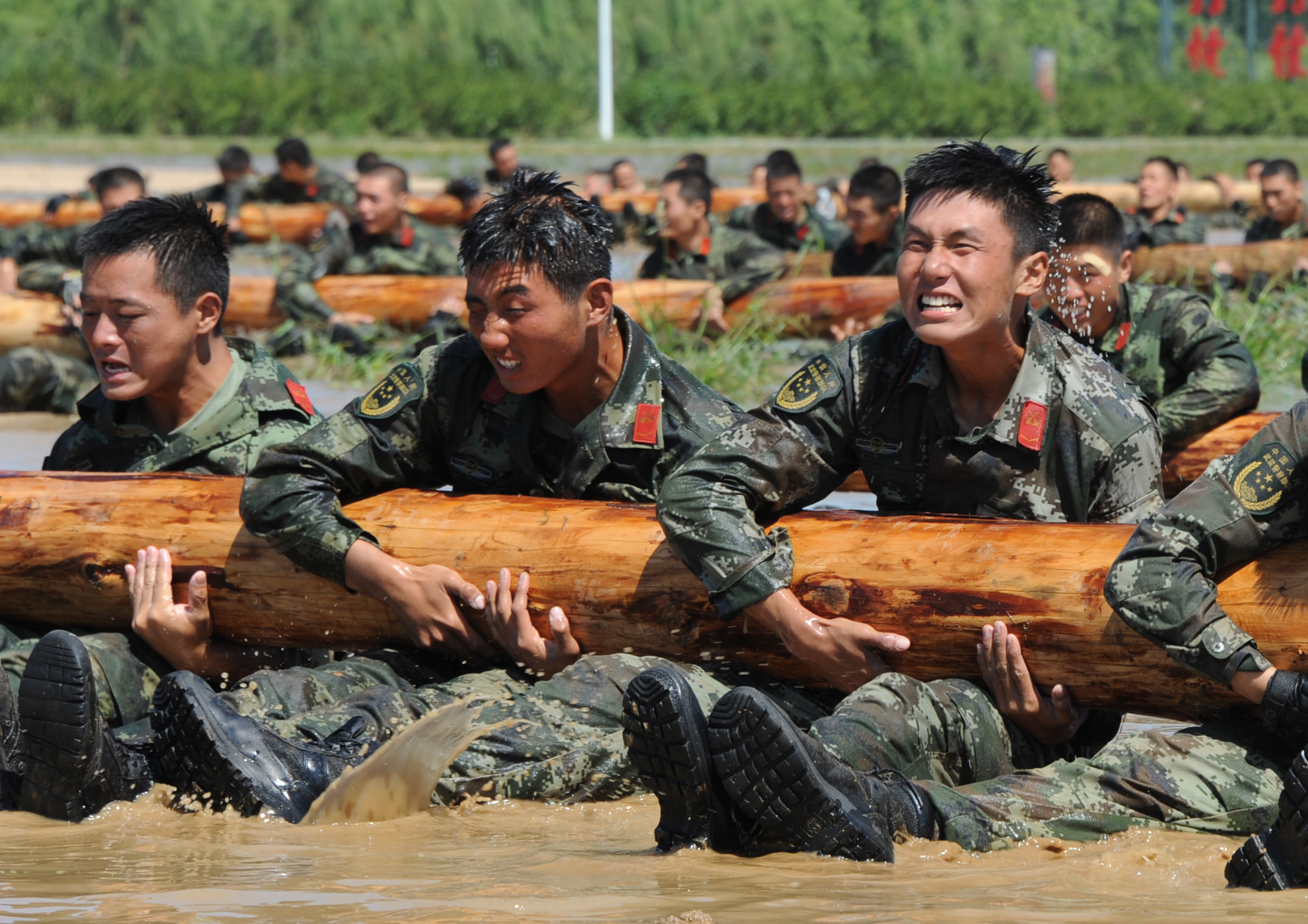 武警辽宁总队抚顺支队一中队官兵在“魔鬼周”极限训练中团结一心、奋勇拼搏。