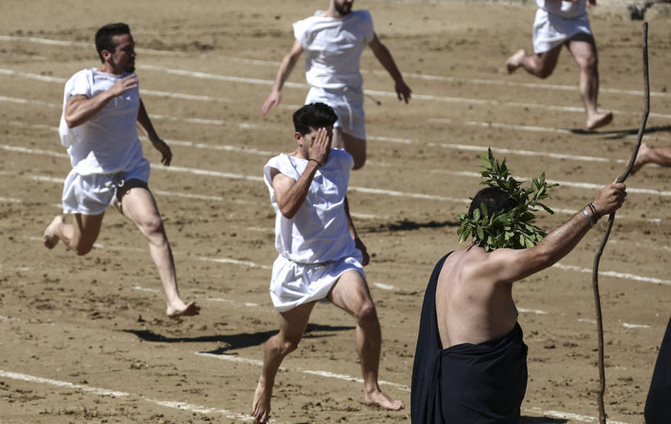 组图-希腊举行赤脚跑步赛 千年古竞技场见证历史