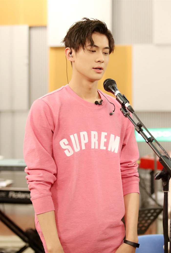 梁译木排练厅练歌梁译木排练时展露可爱一面作为97