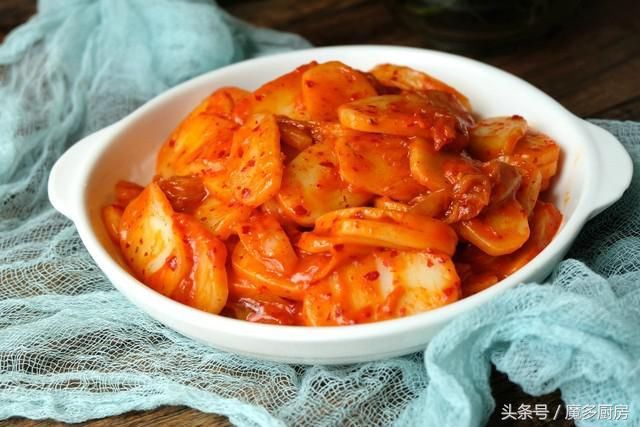 一袋年糕配上一盒辣白菜,自己简单炒一炒都比