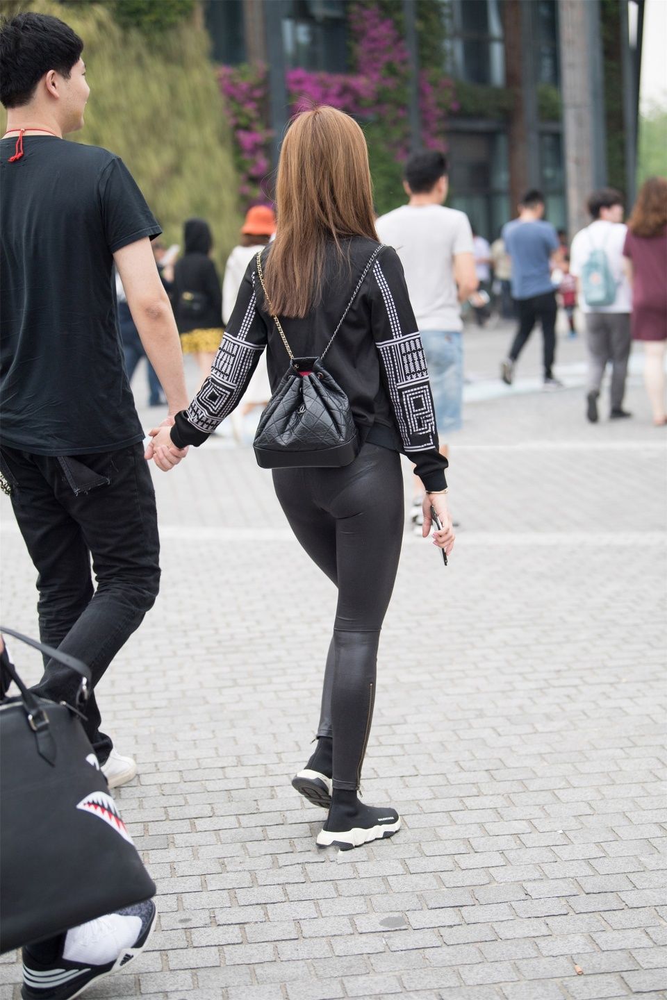 街拍:紧身黑色弹力裤美女,穿出这样的感觉真不错