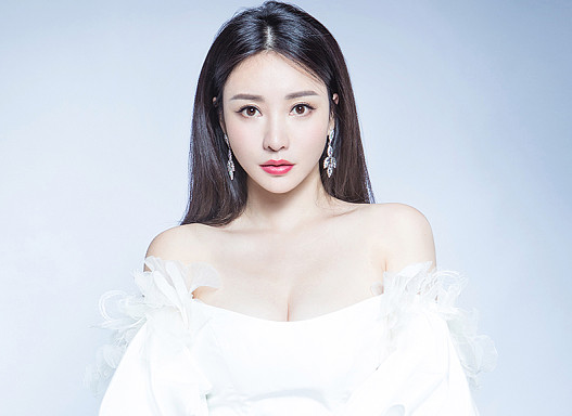柳岩曝纯白写真优雅似白天鹅 大面积露胸性感撩人