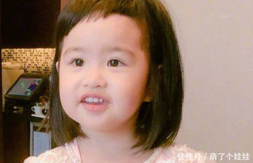 买衣服时女儿说脚疼,宝妈低头一看,立马打电话