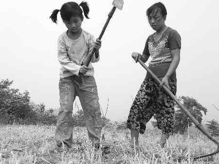 孩子在去奶奶家的路上折了一只腿,雪天路滑出