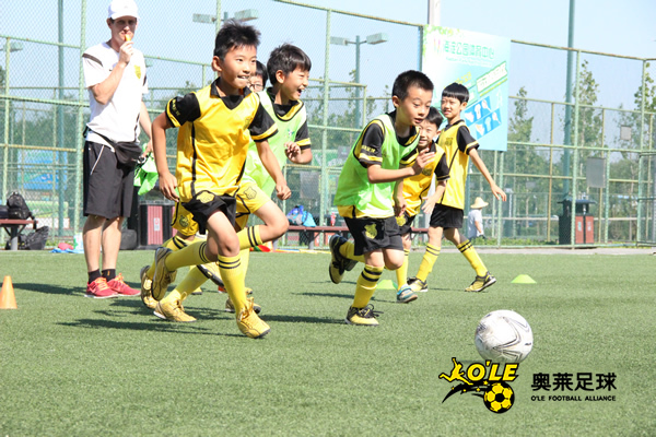 北京少儿足球培训:奥莱足球,锻炼孩子必备的判
