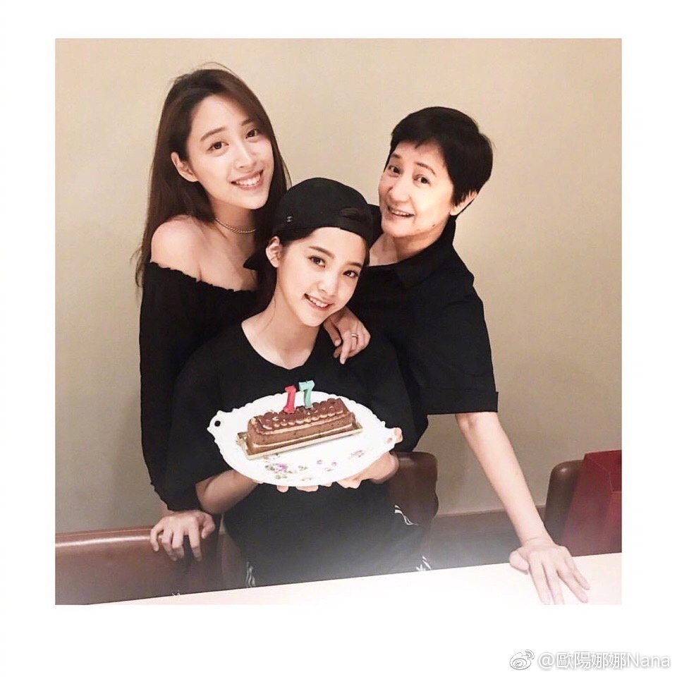 7月19日是傅娟的生日,她的女儿欧阳娜娜晒出一张为她庆生的合影,照片