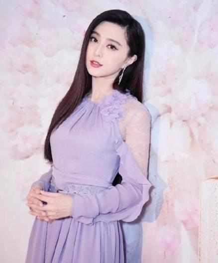娱乐圈当红花旦同穿紫色礼服,杨幂老气,赵丽颖