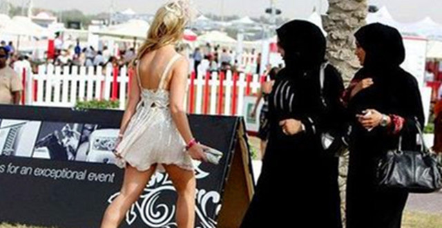 当看到身边有穿着时尚靓丽的外国美女走过时，她们都会忍不住的看上一眼，每个女人都爱美，她们也想要穿上这样美丽的衣裳在大街上走动，但是她们不能。