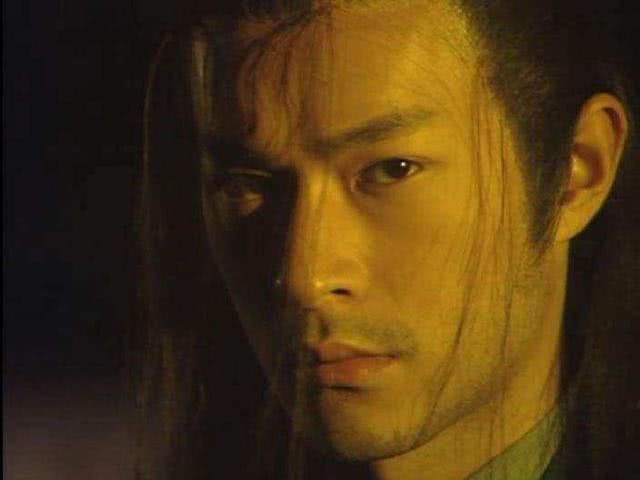 电视剧里主角黑化都要上浓妆,只有他靠一个眼