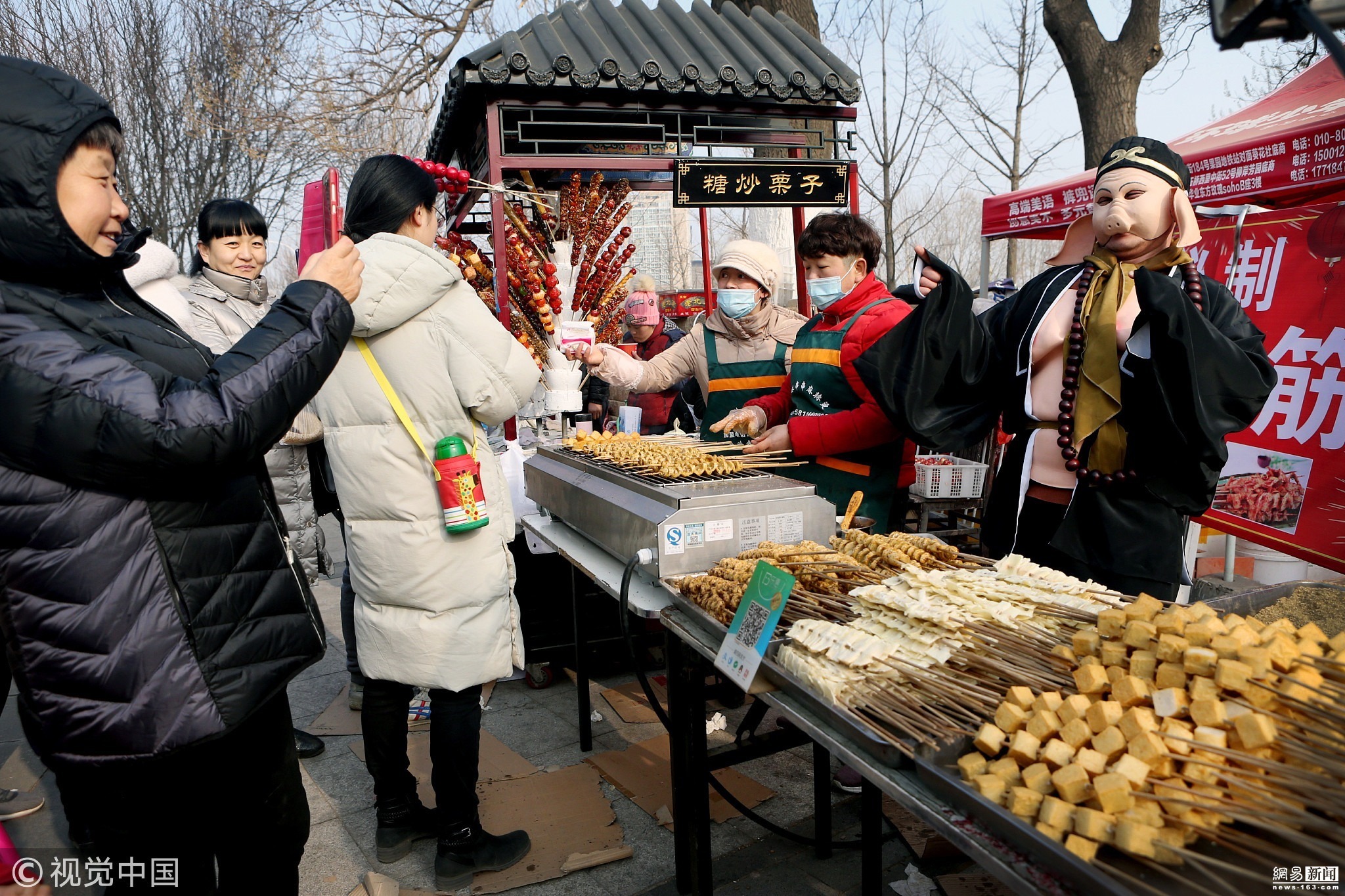 “今年是猪年，打扮成这样就是想在春节庙会时图个开心。”他告诉北青报记者，为了在庙会上能别出心裁，春节前用200多元在网上买了这身猪八戒的行头，庙会第一天就赚了2000元。