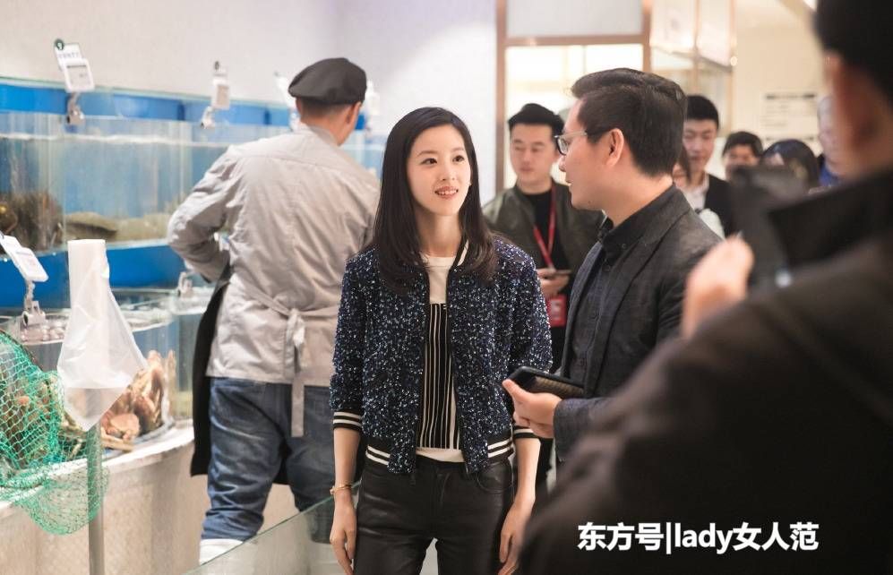 章泽天旅游无ps照,蓝色牛仔裤长腿抢镜,皮肤也