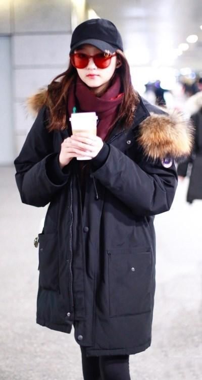 关晓彤为保暖穿长款羽绒服却露脚踝,娜扎皮草