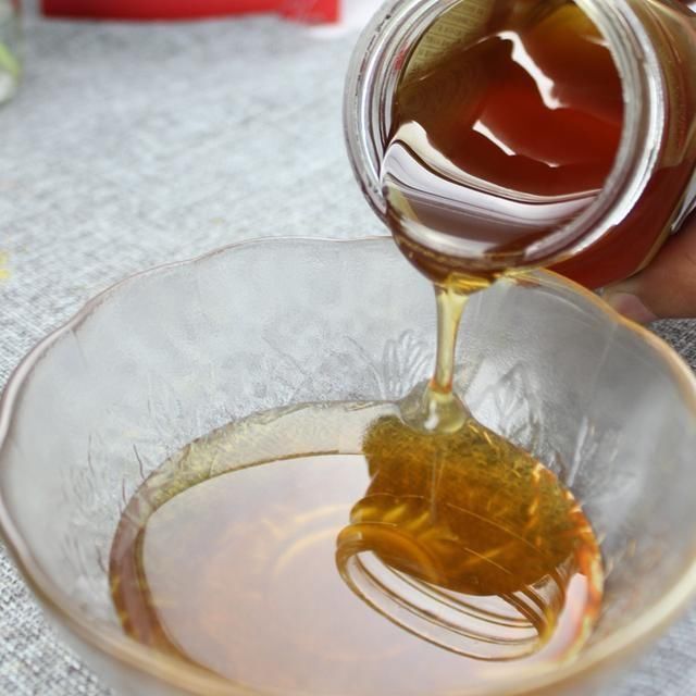 牙膏加蜂蜜,每天洗一洗,祛斑不反复,七天皮肤白