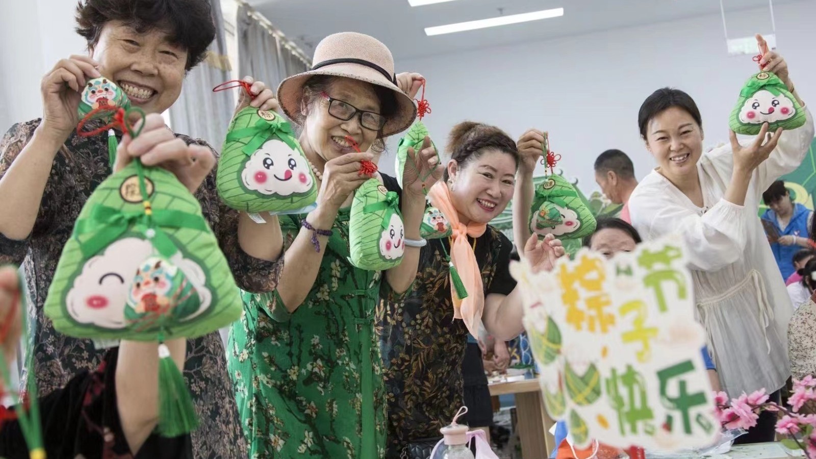 国潮龙舟、花样粽子、艾草花束~他们在传统民俗雅趣中迎端午 国潮龙舟、花样粽子、艾草花束~他们在传统民俗雅趣中迎端午