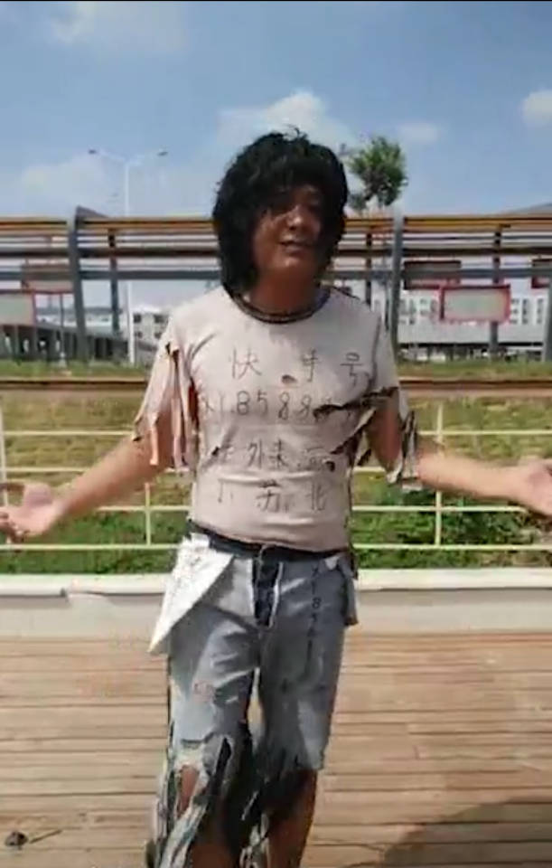 真会玩宿迁沭阳小哥既然把自己衣服改成乞丐服