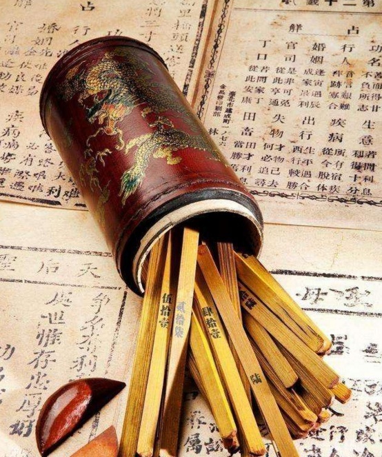 手有钱财纹，一生横财有道，手相有此等长线，年轻吃苦越多