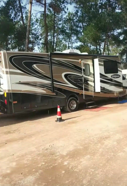 尬演黄圣依新戏现身,清宫戏造型抢镜,脚踩花