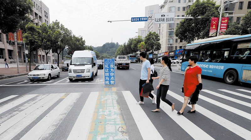 十堰:车让人 人快行 斑马线前让出一片和谐文明