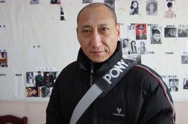 当时他和梁家仁搭档饰演玄冥二老,将张无忌打伤这一段看得讯喵君