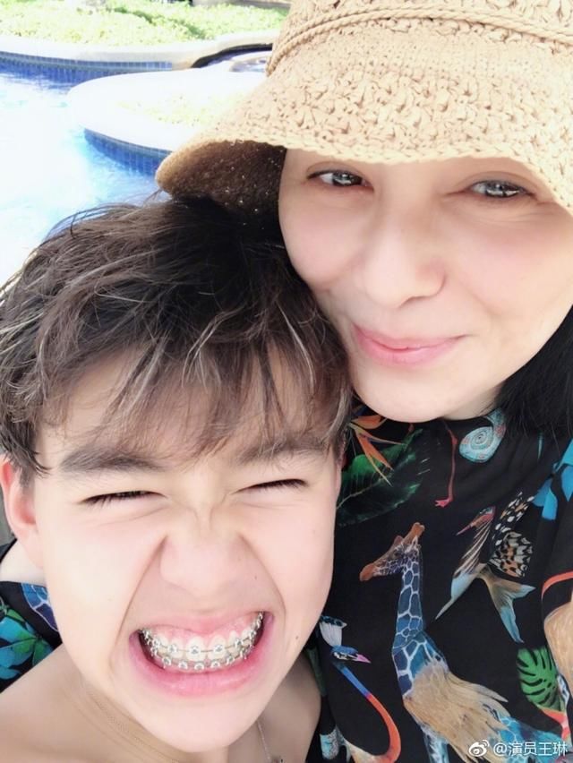 雪姨王琳泰国度假,肤白貌美大长腿,难怪能上