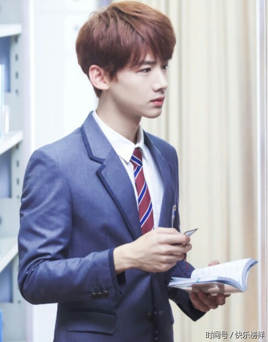 白敬亭爱穿红内裤!粉丝快超千万,斯文白是几