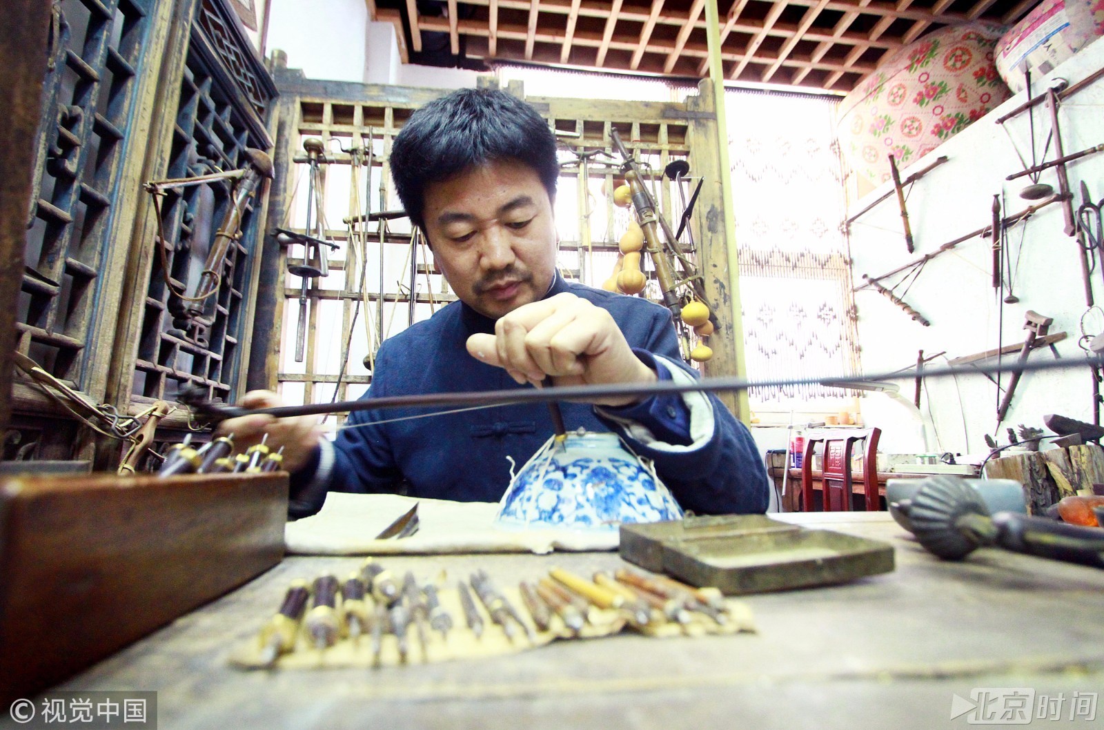 百万富翁破产后修东西为生 修一个碗上千元