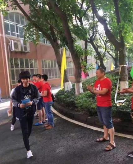 王俊凯考场外遭粉丝围追堵截 官博怒挂照片谴责 王俊凯考场外遭粉丝围追堵截 官博怒挂照片谴责