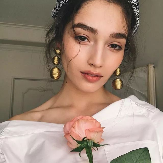 看一眼就忘不掉的鹿系女神,身高175的她美得灵