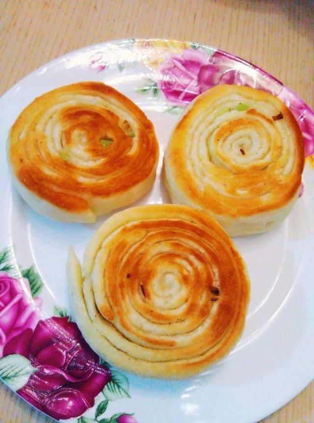 这样烙出来的葱油饼,做法最简单,金黄又酥脆,好