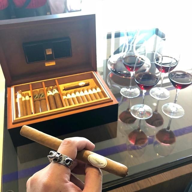 雪茄博览会金牌,另外partagsyc还发明了创新的 8-9-8的雪茄展示方法