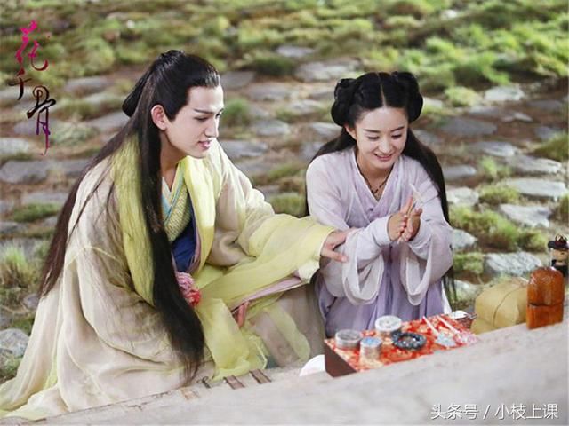 花千骨》中有五把神剑,其中一把是杀阡陌的绯夜剑