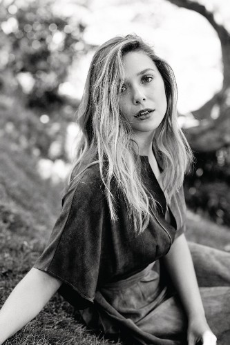 组图:"猩红女巫"奥尔森写真曝光 阳光明媚姿态优美